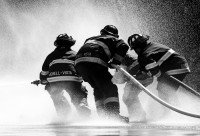 tűzoltók vízsugárral oltanak